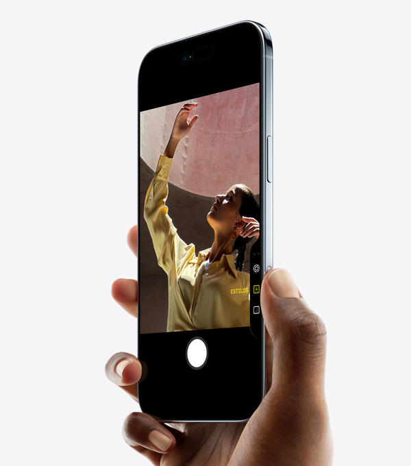 Uma mão segurando um iPhone Air com o polegar no Controle da Câmera, e a lateral mostrando o design fino, a Dynamic Island e o botão lateral