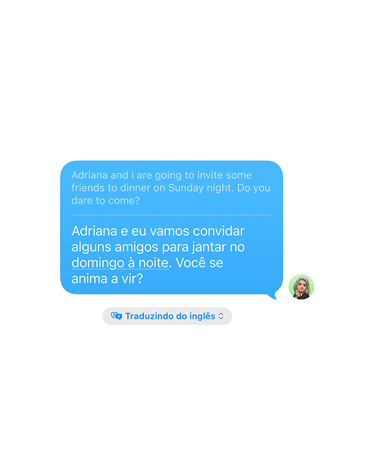 Tradução ao Vivo no Mensagens com a mensagem de texto em inglês “Adriana and I are going to invite some friends to dinner on Sunday night. Do you dare to come?“ automaticamente traduzido para espanhol.