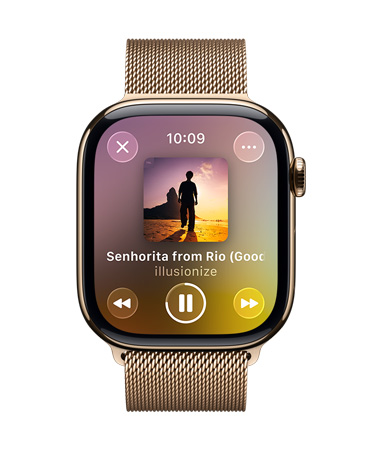 Apple Watch com caixa dourada de titânio e pulseira estilo milanês, o mostrador exibe a reprodução de uma faixa no Apple Music, controles translúcidos em Liquid Glass.