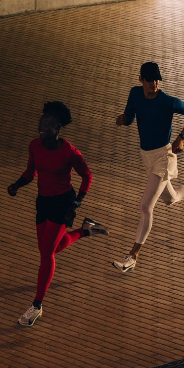 Corredores treinam com o Apple Watch Series 11.