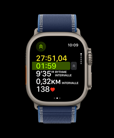 Apple Watch Ultra 3, naturel, boîtier en titane, données détaillées sur une séance de course à l’extérieur, bracelet, Sentier bleu/bleu vif