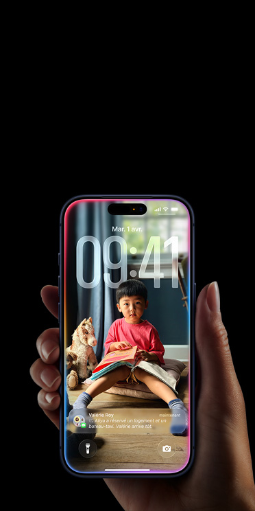 Main tenant un iPhone 17 Pro, notification de Messages sur un écran verrouillé personnalisé