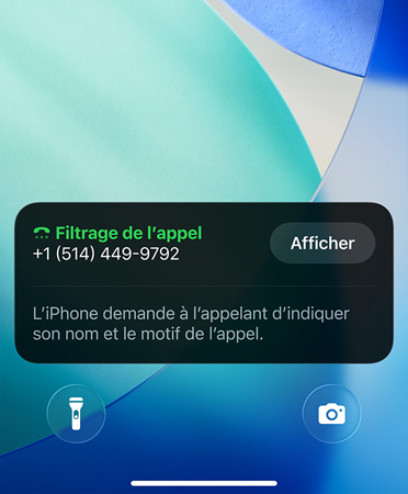 Un widget d’app sur iPhone montre la fonctionnalité de filtrage lors d’un appel entrant, devant un fond d’écran du nouveau système d’exploitation