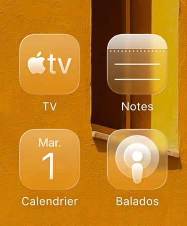 Grille montrant quatre icônes d’apps translucides, soit Apple TV, Notes, Calendrier et Balados, avec effet réfractant sur l’arrière-plan
