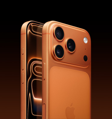 iPhone 17 Pro en acabado naranja cósmico con parte de la pantalla visible y vista lateral que permite ver el Botón de Acción, el botón de volumen y el botón lateral. Parte trasera con el sistema de cámaras Pro en la esquina superior izquierda.