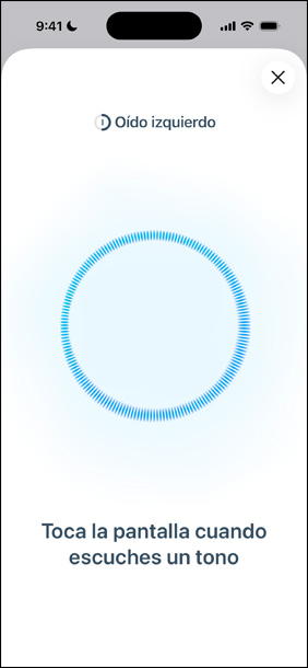 Un iPhone muestra una Prueba de Audición en progreso junto a unos AirPods Pro 3