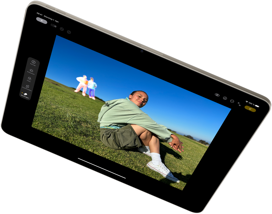 Das iPad Air im Querformat zeigt Apple Intelligence mit dem Tool Bereinigen in der App Fotos