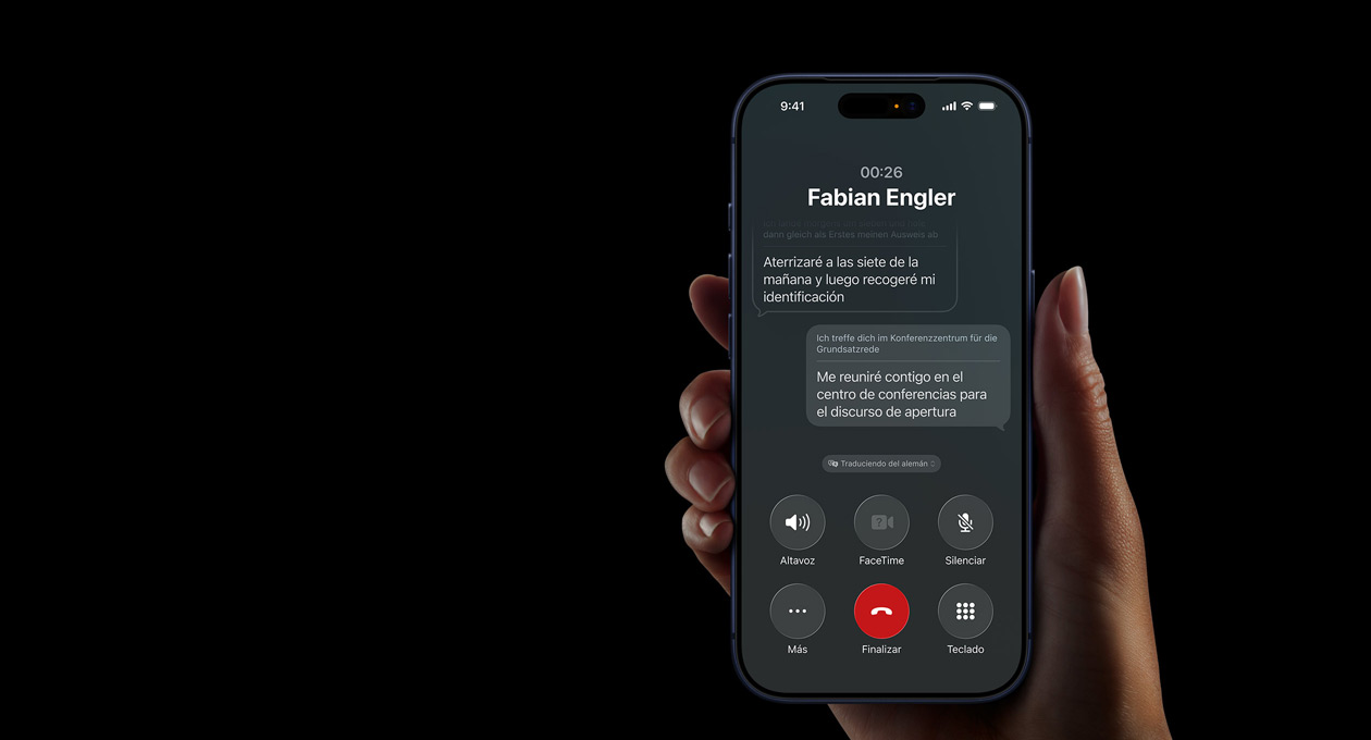 Mano que sujeta un iPhone 17 Pro, demostración de la prestación Traducción en Tiempo Real de Apple Intelligence en una llamada de teléfono con el altavoz activado