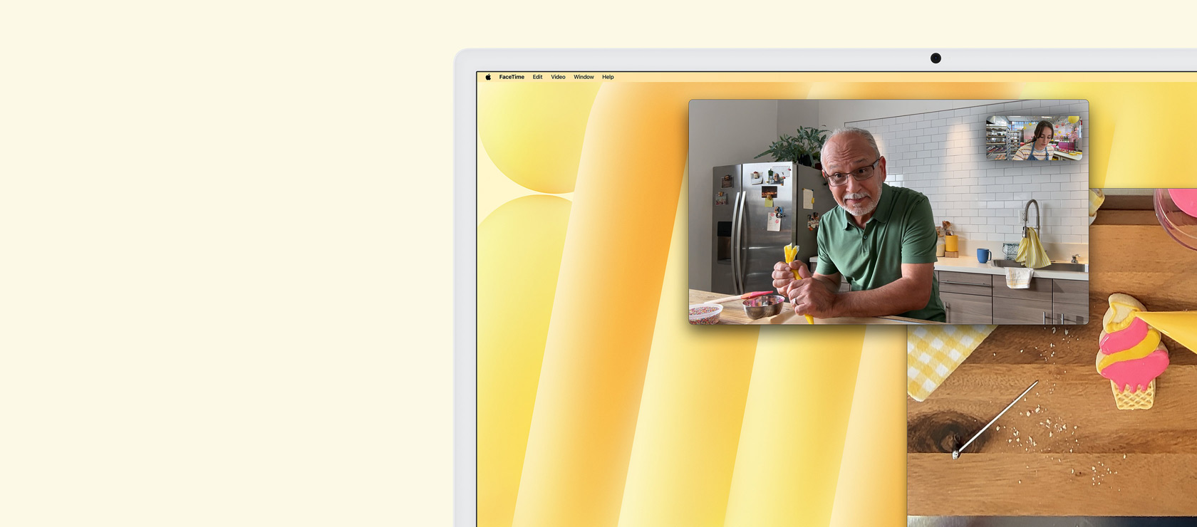 Eine Demonstration des Features „iPhone Synchronisierung“. Auf dem iPhone Display wird das Spiel Wordle gezeigt, das auf dem iMac gespiegelt und gesteuert wird, mit der Kalender App daneben