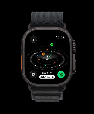 Apple Watch Ultra 3，採用黑色鈦金屬錶殼，配以黑色登峰手環；螢幕顯示指南針 app 中已設置的航點