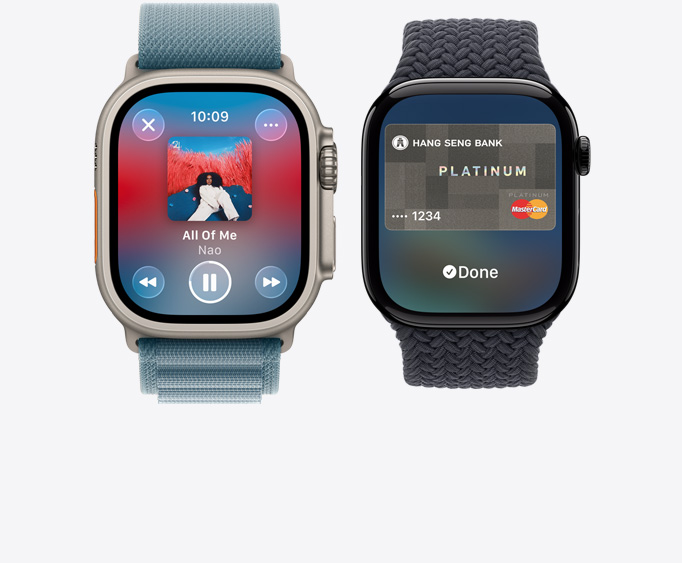 Apple Watch Ultra 3，原色鈦金屬錶殼，螢幕展示 Apple Music app 的正在播放畫面，Apple Watch Series 11，拋光亮黑色鋁金屬錶殼，螢幕展示 Apple Pay 的畫面