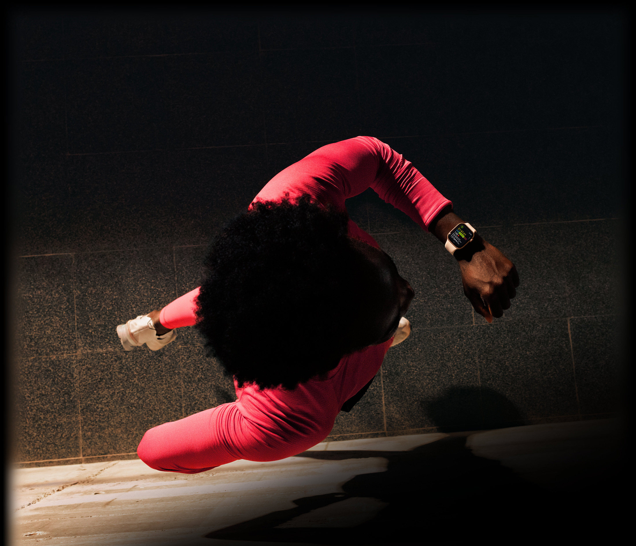 Una persona che controlla i suoi progressi nell’app Allenamento su Apple Watch Series 11 mentre fa jogging