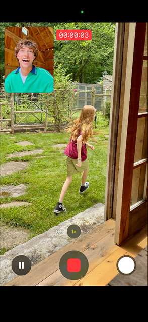 Schermo di iPhone 17 con la funzione Acquisizione doppia che usa la fotocamera frontale e quella posteriore per registrare simultaneamente una bambina che corre e un ragazzo che la guarda