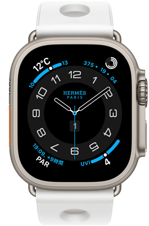 ナチュラルチタニウムケースのApple Watch Hermès Ultra 3、Hermès Circulaireの文字盤に、天気、アクティビティリング、パリの時間、UV指数のコンプリケーションが表示されている。白のスキュブHダイビングストラップが付いている