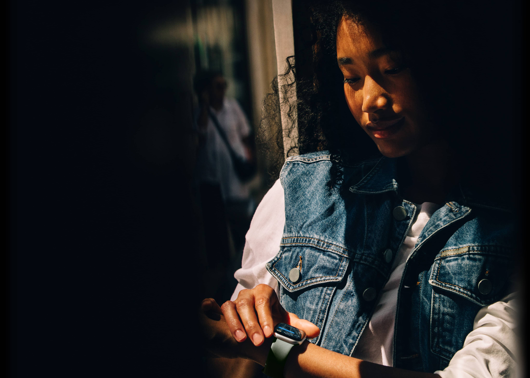 Apple Watch Series 11でメッセージを確認している人物