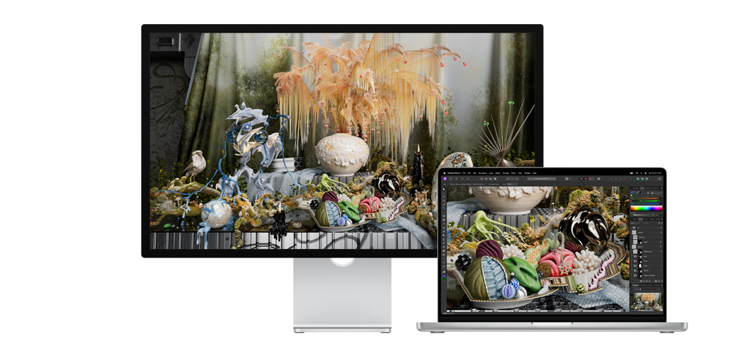 Studio Displayとその横に置かれた14インチMacBook Proが、Affinity Photoのプロジェクトを表示している。