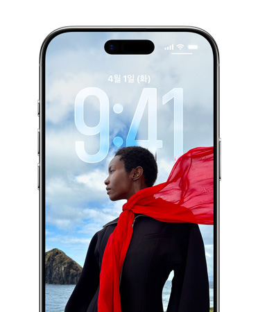 시간이 잠금 화면 사진에 맞춰 표시되어 있는 iPhone 잠금 화면