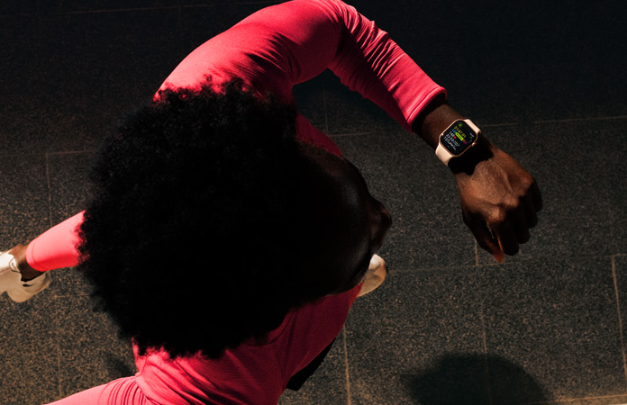 Una persona consulta su progreso mientras corre en la app Entrenamiento en un Apple Watch Series 11