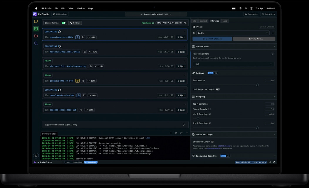 MacBook Pro ekrāns, kurā redzama LM Studio aplikācija