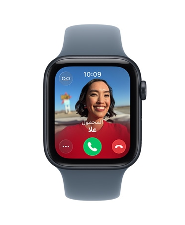 Apple Watch SE 3 بإطار من الألومنيوم ولون سماء الليل، ومكالمة واردة، وصورة جهة الاتصال، وزر قبول المكالمة، وزر رفض المكالمة، والجزء الخارجي الأيمن يُظهِر التاج الرقمي، وحزام رياضي بلون ليلكي ضبابي