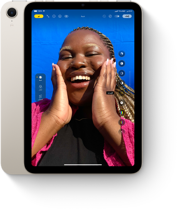 iPad mini في وضع عمودي وتعرض شاشته تطبيق الصور.