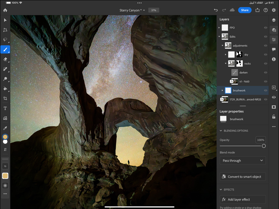 جهاز iPad Pro، الجزء الأمامي الخارجي، الوضع الأفقي، لون أسود فلكي، زوايا مدورة، إطار شاشة أسود، شاشة تُظهر صورة يتم تعديلها لوادٍ تحت سماء ليلية مرصعة بالنجوم، وعلى اليمين، تظهر طبقات التعديل والأدوات والتأثيرات، بما فيها ضربات الفرشاة والتعديلات وغيرها
