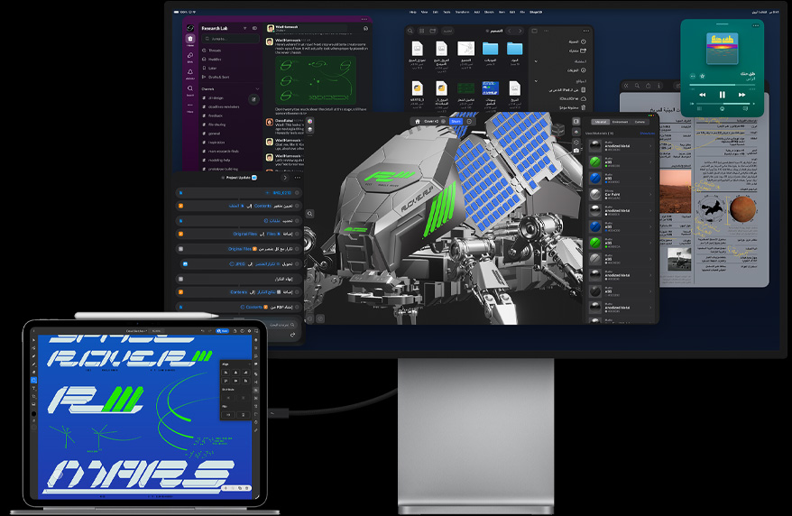 جهاز iPad Pro متصل بلوحة مفاتيح ماجيك، الجزء الأمامي الخارجي، الكل متصل بشاشة Studio Display خارجية لجهاز Mac، وشاشة iPad Pro تعرض تطبيق تصميم رسومات غرافيك بألوان ونصوص زاهية، وشاشة Studio Display تعرض تطبيقات متنوعة ونموذجاً ثلاثي الأبعاد