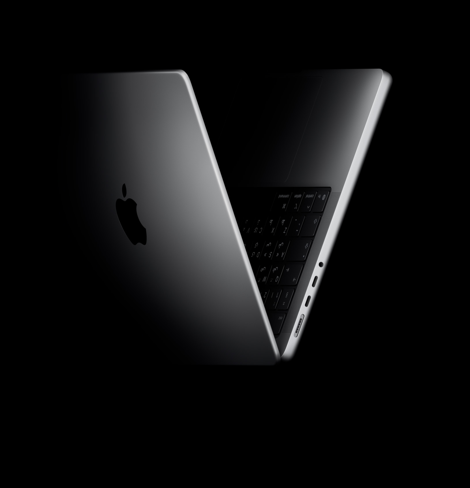 جهاز MacBook Pro مفتوح على شكل حرف V في إشارة إلى شريحة M5