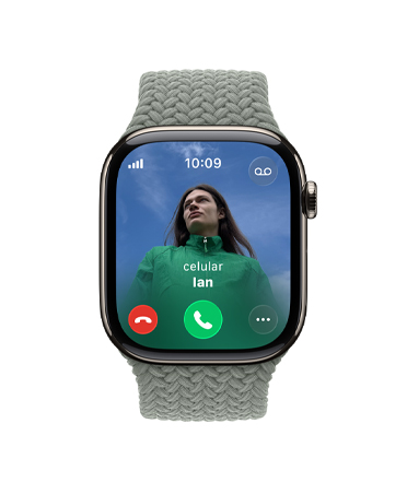 Apple Watch Series 11, natural, caja de titanio, llamada entrante, foto de contacto, botones de aceptar y rechazar llamada, parte lateral derecha, Digital Crown, correa, uniloop trenzada gris verdoso