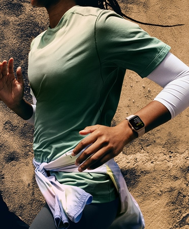 Osoba rejestrująca swój bieg na Apple Watch SE 3