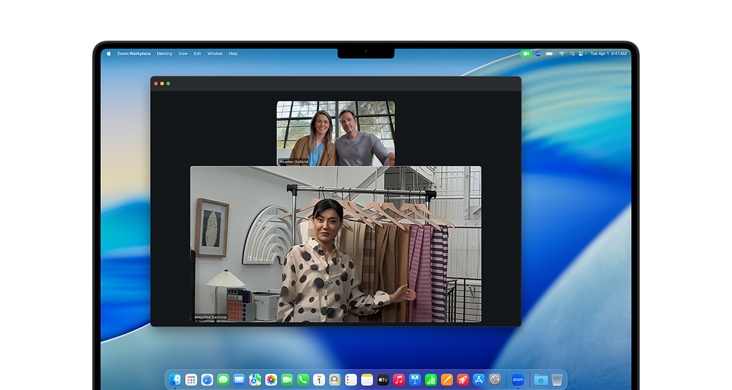 MacBook Pro 16“ z połączeniem w aplikacji Zoom na ekranie.