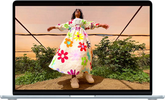 MacBook Air 15 cali z widocznym wyświetlaczem Liquid Retina