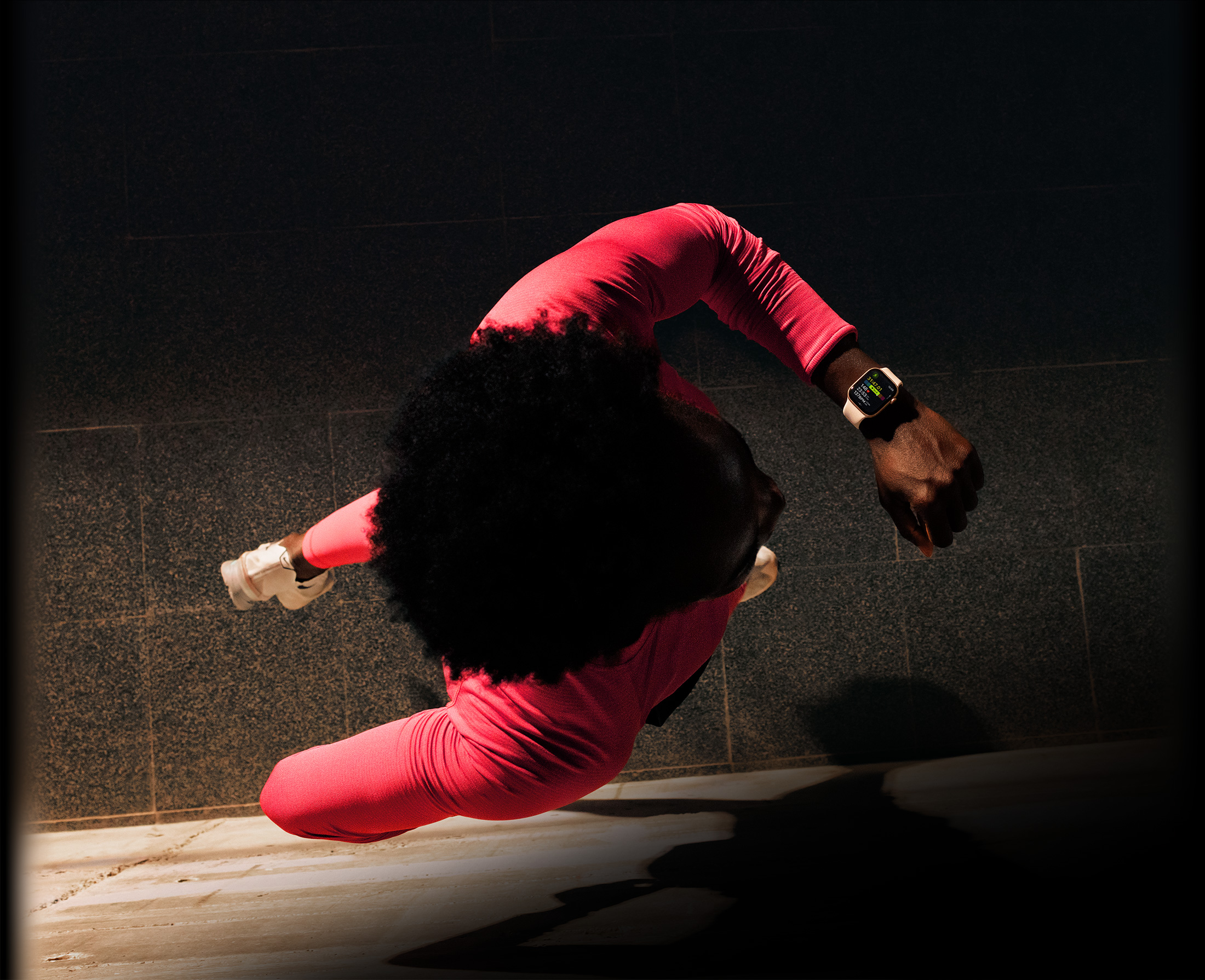 ผู้ใช้ตรวจสอบความคืบหน้าในแอปออกกำลังกายบน Apple Watch Series 11 ขณะวิ่ง