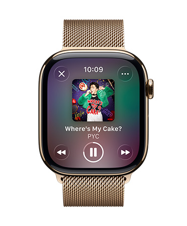 Apple Watch ไทเทเนียมทองพร้อมสายแบบ Milanese Loop, หน้าปัดแสดงการเล่น Apple Music, ตัวควบคุมแบบ Liquid Glass ที่โปร่งแสง