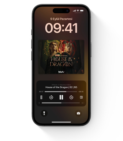 Yerleşik Apple TV denetimlerini gösteren iPhone.