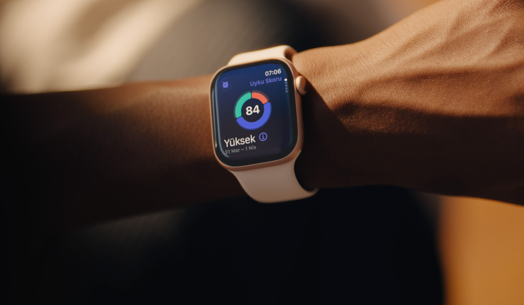 Apple Watch Series 11’inde uyku skorunu inceleyen bir kişi