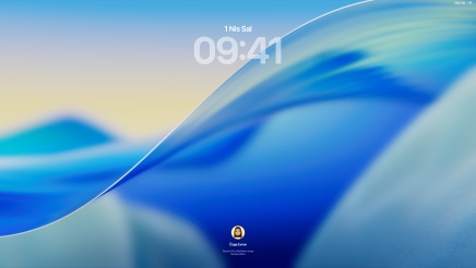 Ekranları öne bakan üç Mac modeli, solda Gümüş rengi 16 inç MacBook Pro ve ekranında son arayan kişilerin göründüğü Telefon uygulaması, ortada 24 inç Mavi iMac ve ekranında macOS Tahoe duvar kağıdı görülüyor, sağda Gece Yarısı rengi 13 inç MacBook Air ve ekranında Dock’un ve Takvim, Saat ve Hava Durumu gibi çeşitli araç takımlarının Liquid Glass versiyonlarının yer aldığı masaüstünde Spotlight Araması gösteriliyor