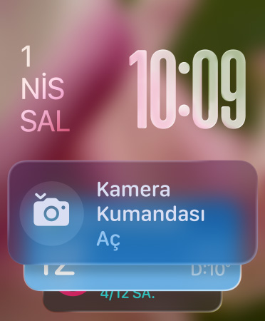 Ekranın alt kısmında Kamera Kumandası araç takımı, sağ üst köşede yarı saydam saat rakamları, sol üst köşede tarih yer alıyor