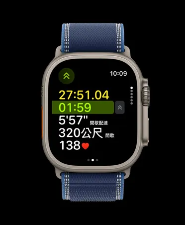 原色鈦金屬錶殼搭配藍色配亮藍色越野錶環的 Apple Watch Ultra 3，展示室外跑步體能訓練進階測量指標