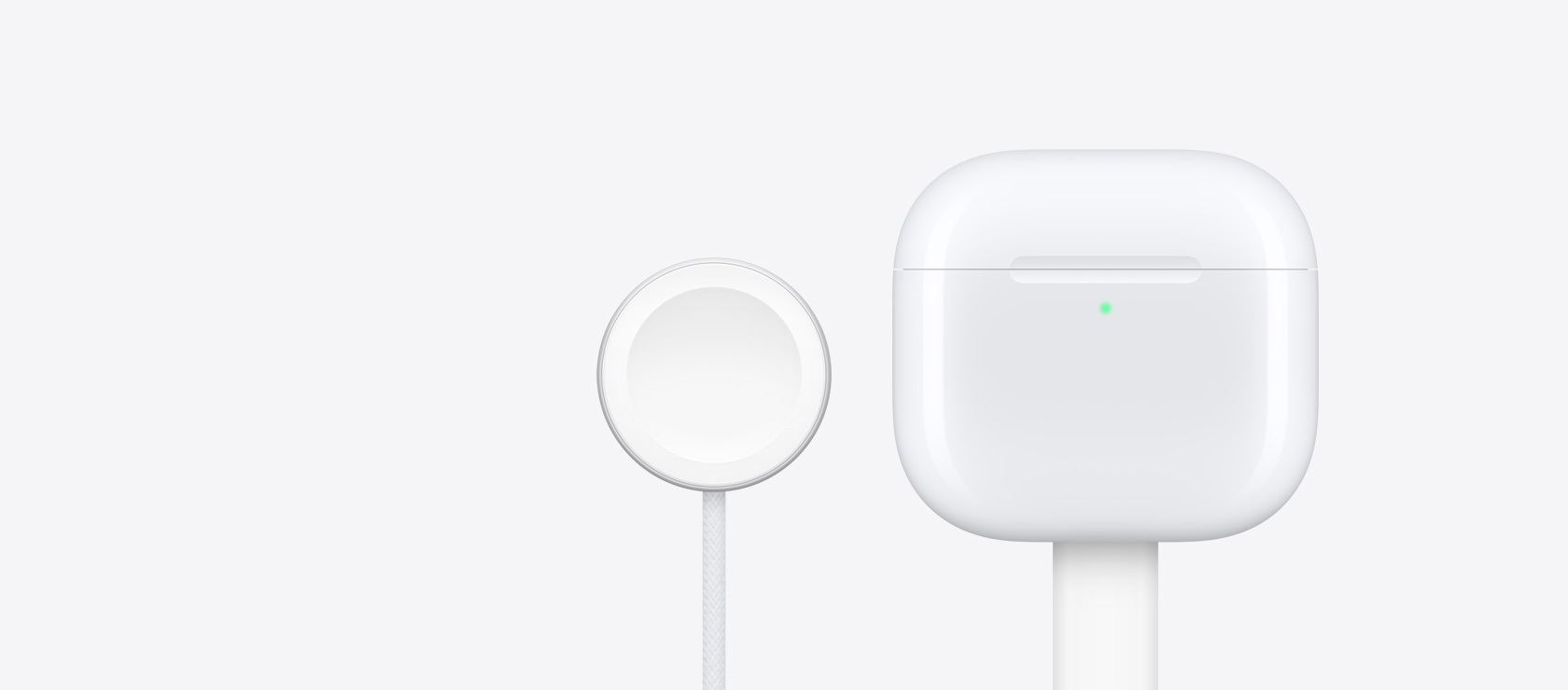 Opladningsetui til AirPods 4 ved siden af en Apple Watch-oplader.