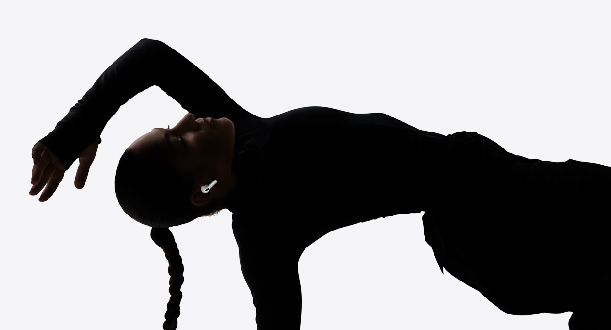 AirPods Pro 3 austiņa dejotājas ausī, kura izbauda klausīšanos brīvroku režīmā