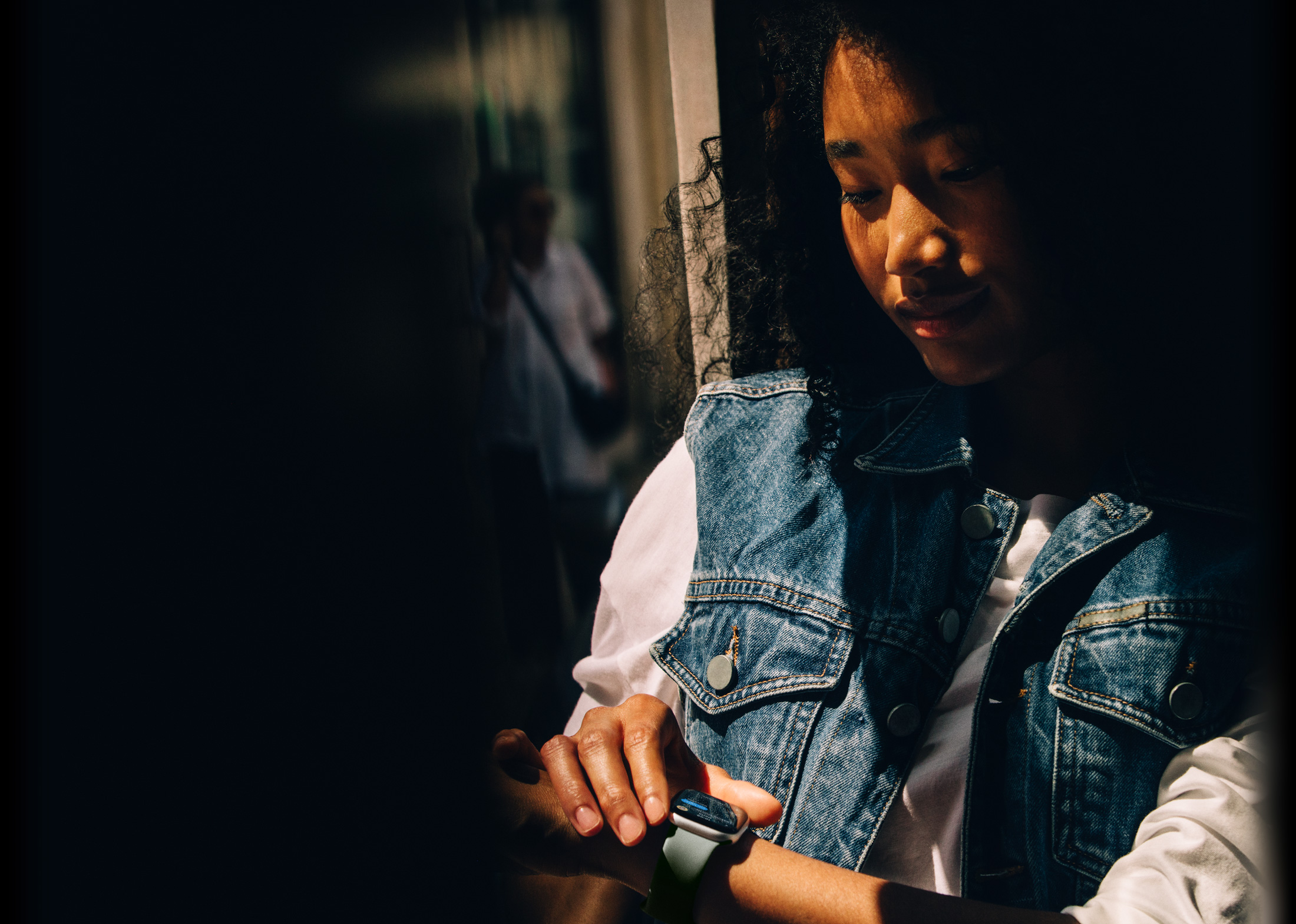 Eine Person checkt Nachrichten auf ihrer Apple Watch Series 11