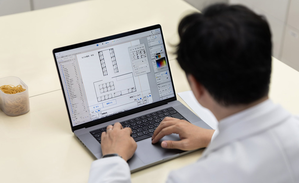 Watanabe zaprojektował autorski system cyfrowy, który ułatwia personelowi zarządzanie rozbudowanym magazynem leków na receptę.