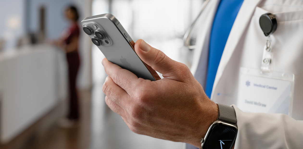 En iPhone i handen på en läkare.