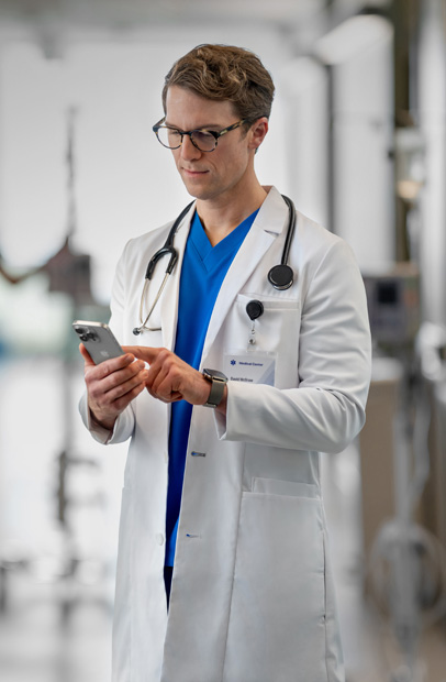 En Apple Watch på en vårdgivares handled med en läkemedelsnotis från Epic-appen.