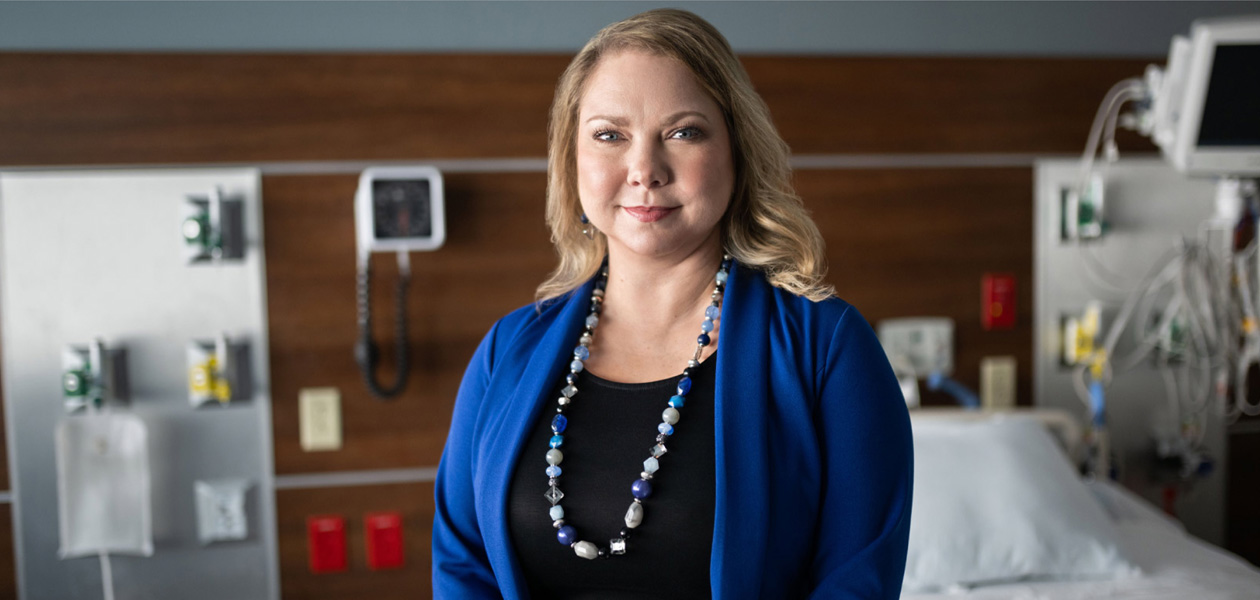 En vårdgivare i en sjukhussal.