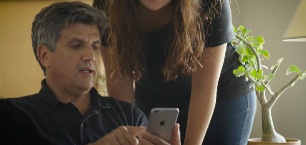 En man delar sin hälsoinformation på en iPhone med kvinnan bredvid honom.