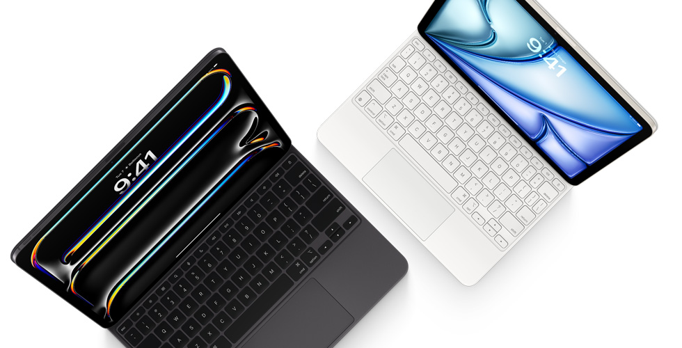 Felülnézeti kép az iPad Próhoz készült fekete Magic Keyboardhoz csatlakoztatott iPad Próról és a fehér Magic Keyboardhoz csatlakoztatott iPad Airről.