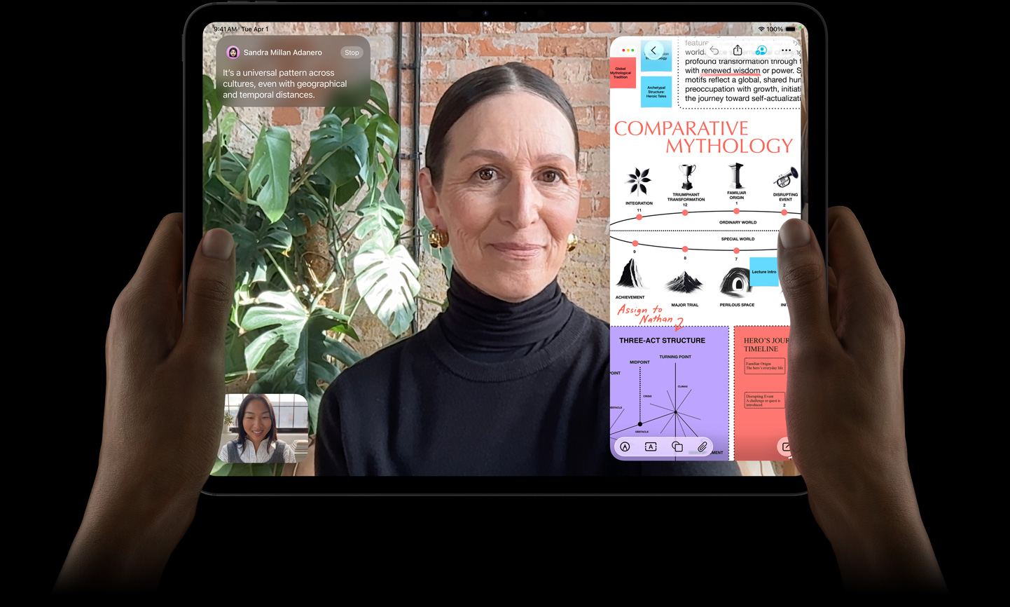 iPad Pro, priekšpuses skats, astromelna krāsa, ierīce tiek turēta horizontāli labajā un kreisajā rokā, noapaļoti stūri, melns displeja ietvars, displejā tiešsaistē tiek tulkota FaceTime saruna, un izglītojošā aplikācijā tiek rādīta prezentācija “Salīdzinošā mitoloģija” ar tekstu, diagrammām un ar roku rakstītām piezīmēm