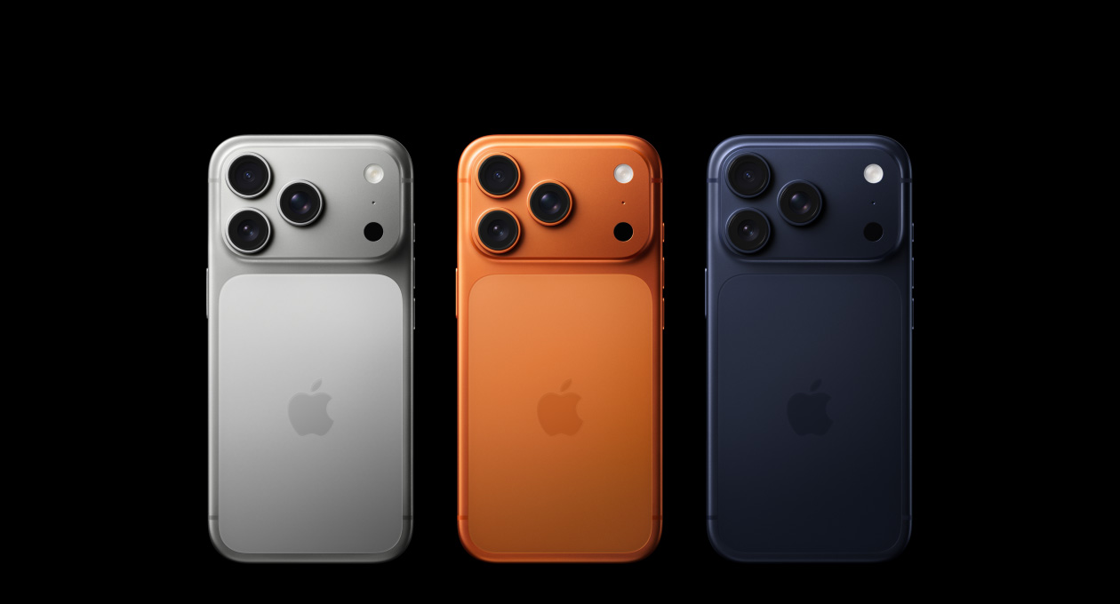 iPhone 17 Pro, Rückseite, alle drei Farben, Silber, Cosmic Orange, Tiefblau, Pro Kamera-System oben links, 3 Objektive, Mikrofon, Blitz, Apple Logo in der Mitte